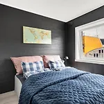 Downtown With Queensize Bed And Parking Apartment
