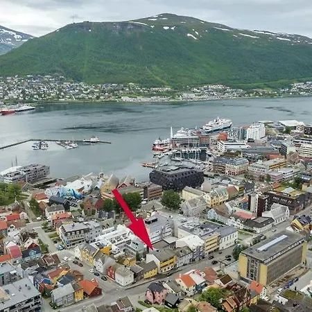 Downtown With Queensize Bed And Parking Tromsø