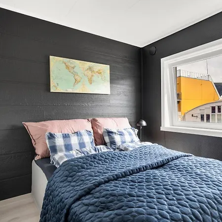 Downtown With Queensize Bed And Parking Lägenhet