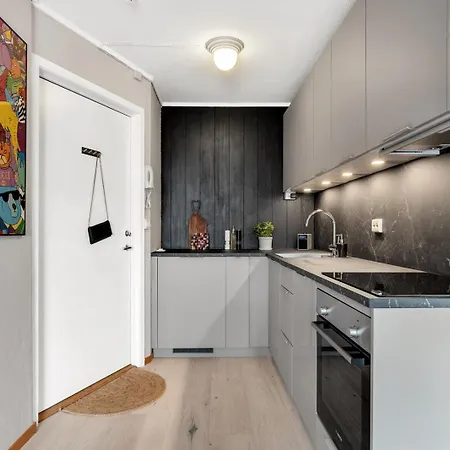 Downtown With Queensize Bed And Parking *