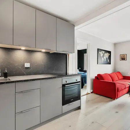 Downtown With Queensize Bed And Parking Apartment *