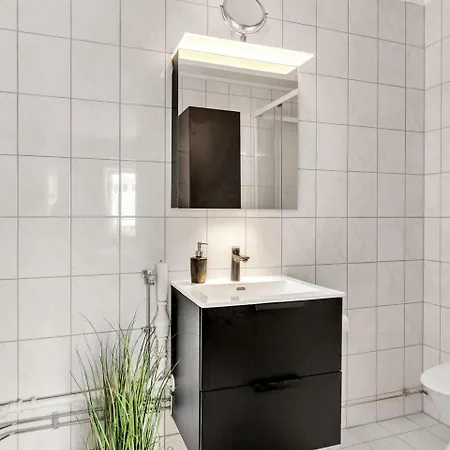 Downtown With Queensize Bed And Parking Апартаменты Тромсё