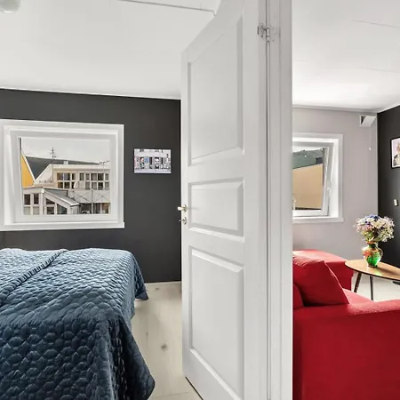 Downtown With Queensize Bed And Parking Apartmán