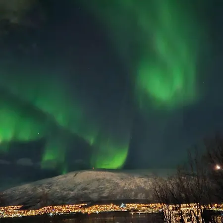 Downtown With Queensize Bed And Parking * Tromsø