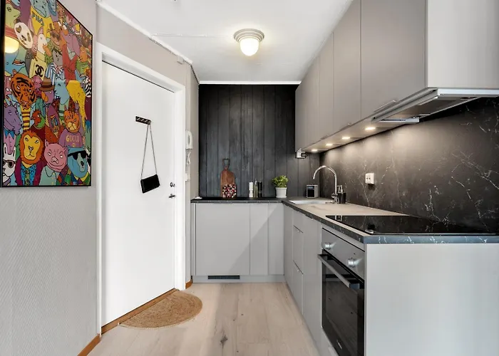 Downtown With Queensize Bed And Parking *