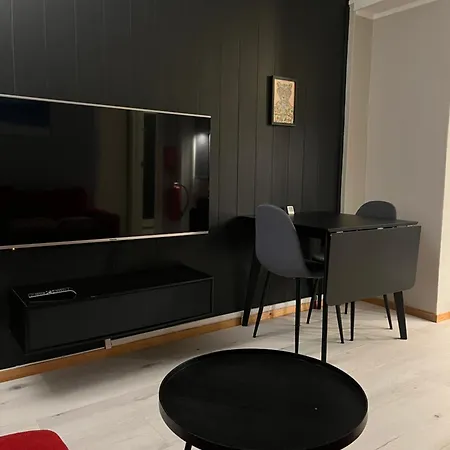Downtown With Queensize Bed And Parking Apartmán